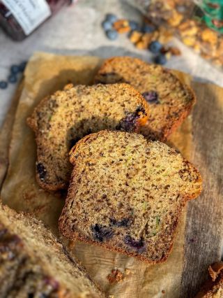 🥒 Rezept für Zucchini-Nuss-Brot mit Kefir Vielleicht haben Sie schon das Gefühl, dass die Zucchini-Saison vorbei ist, aber...