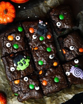 💚 Einfache und knusprige Halloween-Brownies 🧡 Sie benötigen: - 90 g glattes (Dinkel-)Mehl - 180 g Butter 🧈 - 3 Eier 🥚 -...