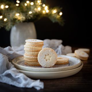 Zitronen-Linzerplätzchen 🍋 Sie benötigen: 270 g glattes Mehl 60 g Mandelmehl 💛 200 g Butter 🧈 100 g Puderzucker Schale von...