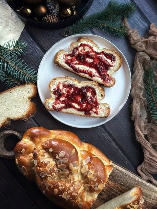 WEIHNACHTSSTRIEZEL ✨ Es nähert sich die Zeit, in der in vielen Küchen der Teig für den ersten Weihnachtsstriezel zu duften...