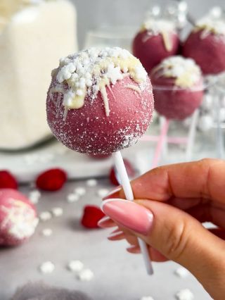 „Punschkugeln“ 🎄🩷 Sie benötigen: 180 g Löffelbiskuits 150 g Ricotta 20 g weiße Schokolade 🍫 20 g Ruby-Schokolade (kann...