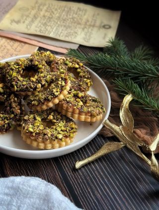 🍪 Linzer Kekse mit Pistazien Zarter Linzer Teig, eine Schicht Marmelade, Schokoladenglasur und knusprige Pistazien 💚 Ein...